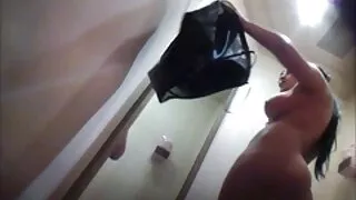 Taksi vairuotojas rode graži juoda moteris su lanksčiaisiais dėl galingas gaidys