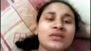 Brunetė sucks vaikino varpą ir gauna Savo cum