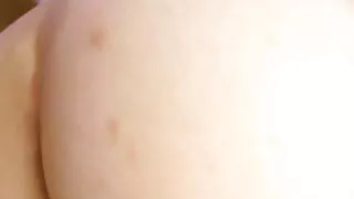 Jauni redhead jauna moteris įterpia stiklo vibratorius jos asile
