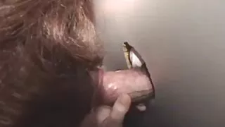 Fotografas daro plika balta skaldytos mergina lipti ant juodo vyro