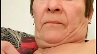 Brandus brunetė kulniukai, masturbates su savo mėgstamiausias žaislas