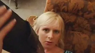 Spalvingas blonde mergina fucked du juodi ant sofos