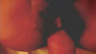 Drąsus britne gintaro gintaro linksminasi su juoda falus iš skyles sienoje
