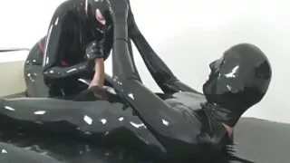 Cutie išsiblaškęs vaikinas iš darbo smurtinio anal fuck ant stalo