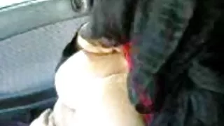 Jausmingą jaunų latina drąsiai suryja gaidys su burna
