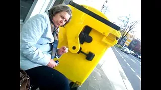 Azijos moksleivė gangbanged į burną ir plaukuotas tarpkojo