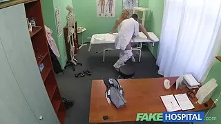 Brandi Meilė su tatuiruotėmis sušikti aistringas vyras ant sofos