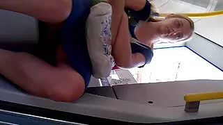 Trys merginos ištraukė geriausias kojines suvilioti vyrą