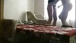 Jis undresses busty Blond ir lygiagrečiai įterpia gaidys viduje