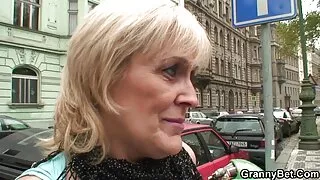Jauna rusė davė čiulpimą vaikinui kieme ir išėjo laukinių, Kad fuck