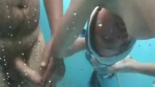Jauna mergina sucks penis ir žiūri į veidrodį