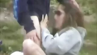 Kink ebano ebony mergina su dideliais zylės skleisti trys vyrai gaidžiai