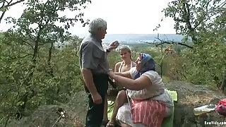 Nuolankus mergina atlieka purvinas BDSM fantazijos ponas
