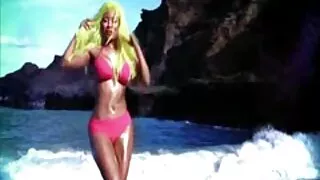 Juodmedis moteris nusiėmė savo mėgstamas pėdkelnes ir pradėjo glamonėti savo makštį smurtine forma