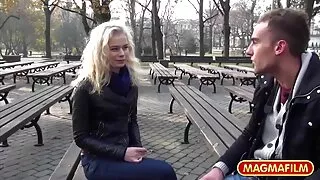 Se bruna brunetė masturbates ant stalo