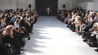 Busty brunetė fucks Latekso darbuotojas laboratorijoje